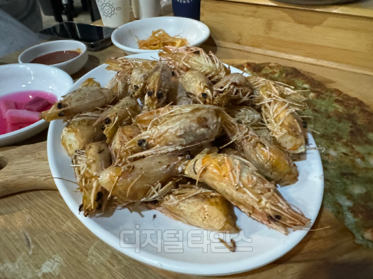 강화도 '철없는 새우'의 새우버터구이. 정래연기자